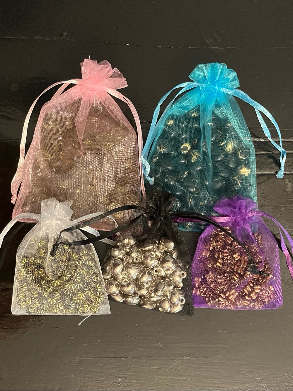 Hundreds of Loose Beads For Crafts and Jewellery Making